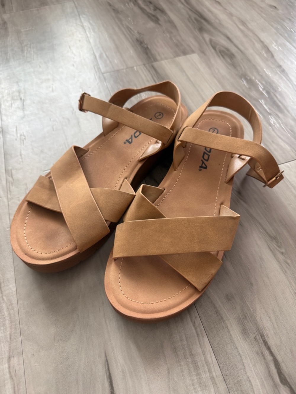Soda Tan Strappy Chunky Sandals Women’s Size 7 Casual Summer Flat Ankle Strap